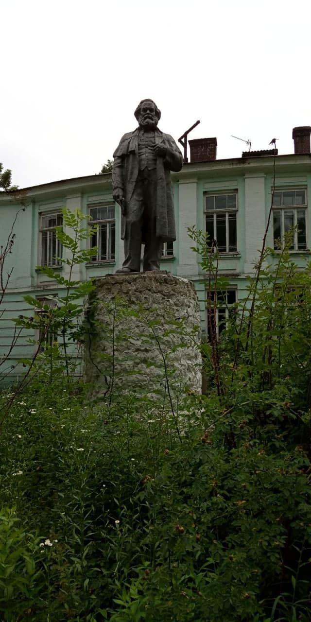 У Гадячі знайшли не демонтований комуністичний пам'ятник