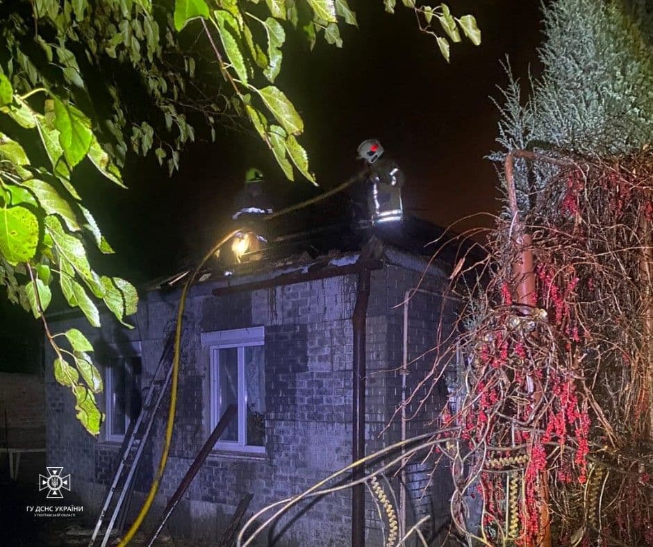 У Полтаві рятувальники годину гасили пожежу у будинку