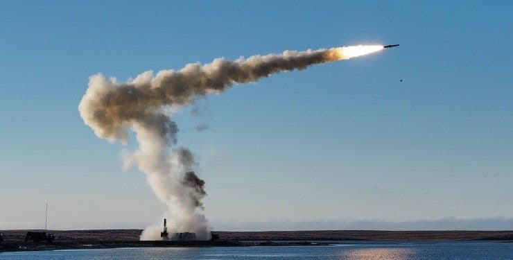 Внаслідок обстрілів Одеси спалахнула база відпочинку — є поранені