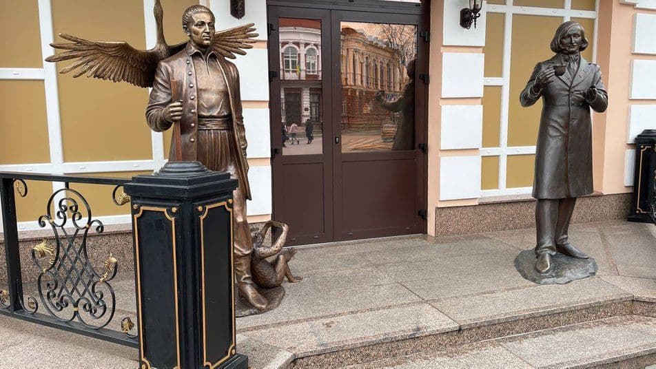 У Полтаві замість Олександра Пушкіна встановили нову скульптуру