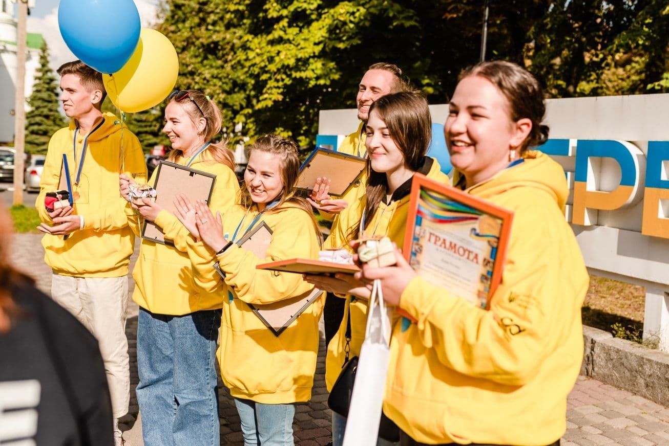 Переважна кількість підлітків бачать своє майбутнє в Україні: результати дослідження