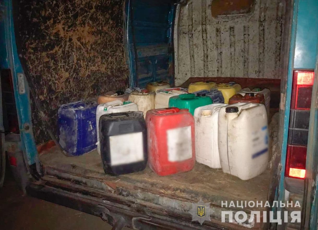 На Зіньківщині поліціянти в автомобілі виявили викрадене дизпаливо