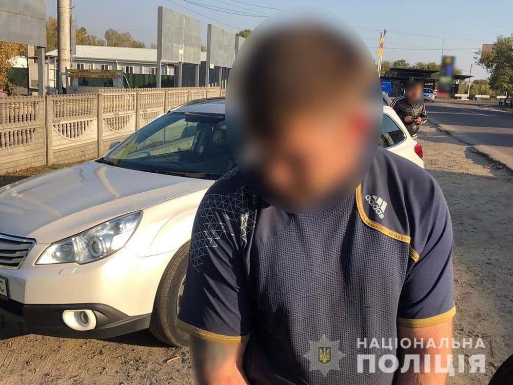 У Кременчуці біля авторинку затримали чоловіка з пакетами з метамфетаміном