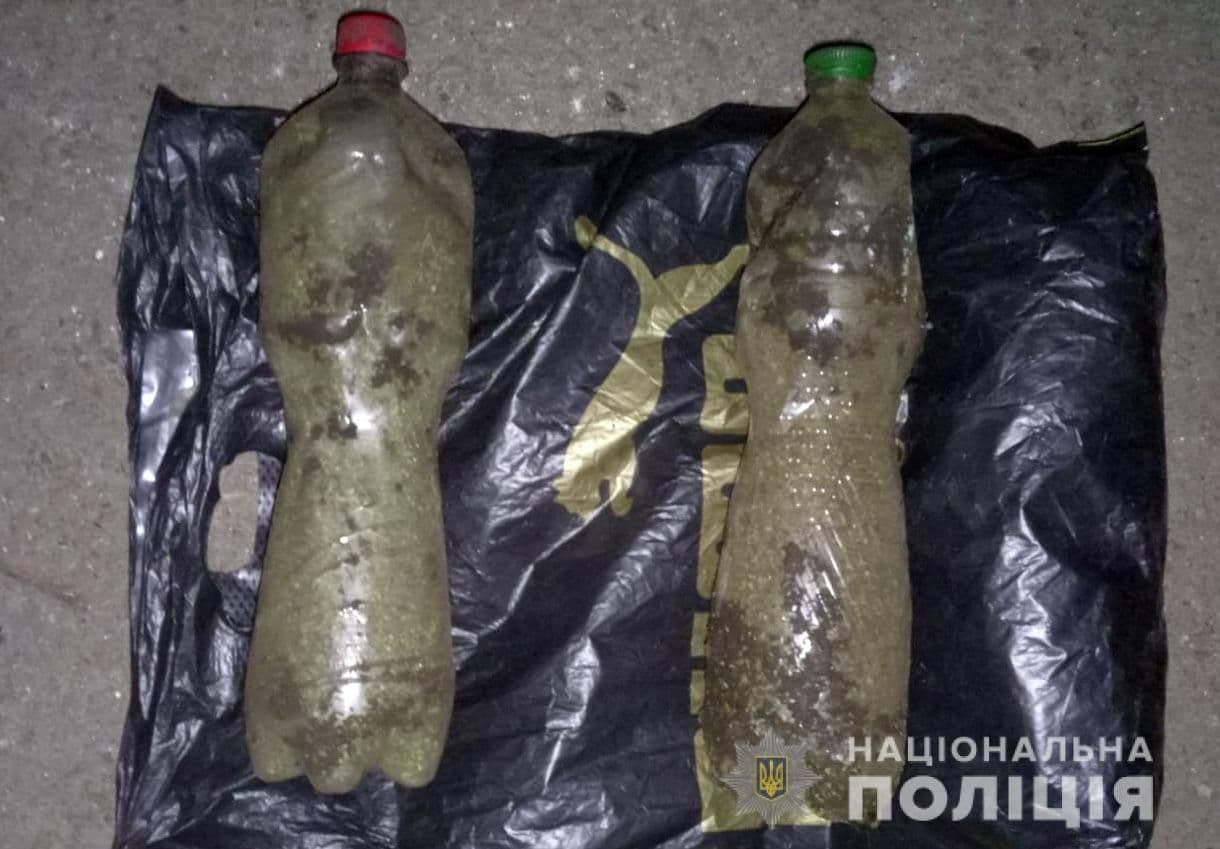 У Карлівці під час комендантської години поліціянти зупинили чоловіка з канабісом у пляшках