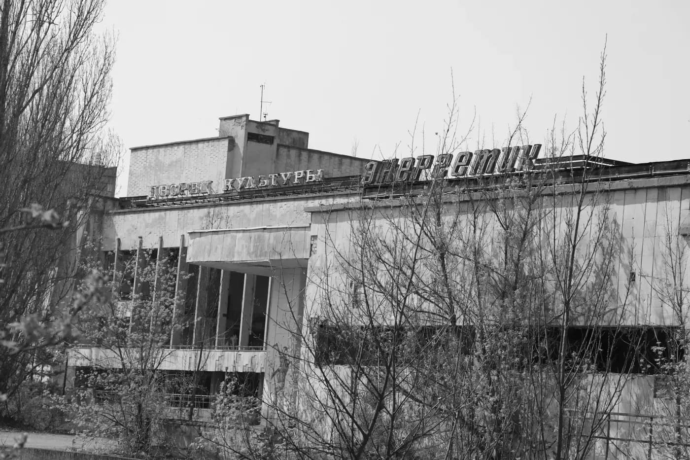 Інтервʼю з директоркою Припʼятської школи та звільнена від покарання горе-дантистка — головне за 26 квітня