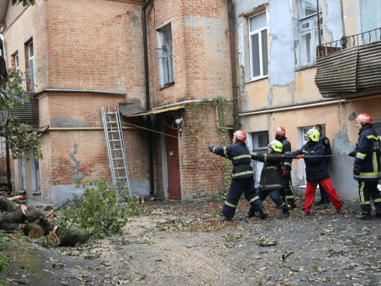 Прощання з воїнами та падіння дерева на багатоквартирник — головне за 8 жовтня