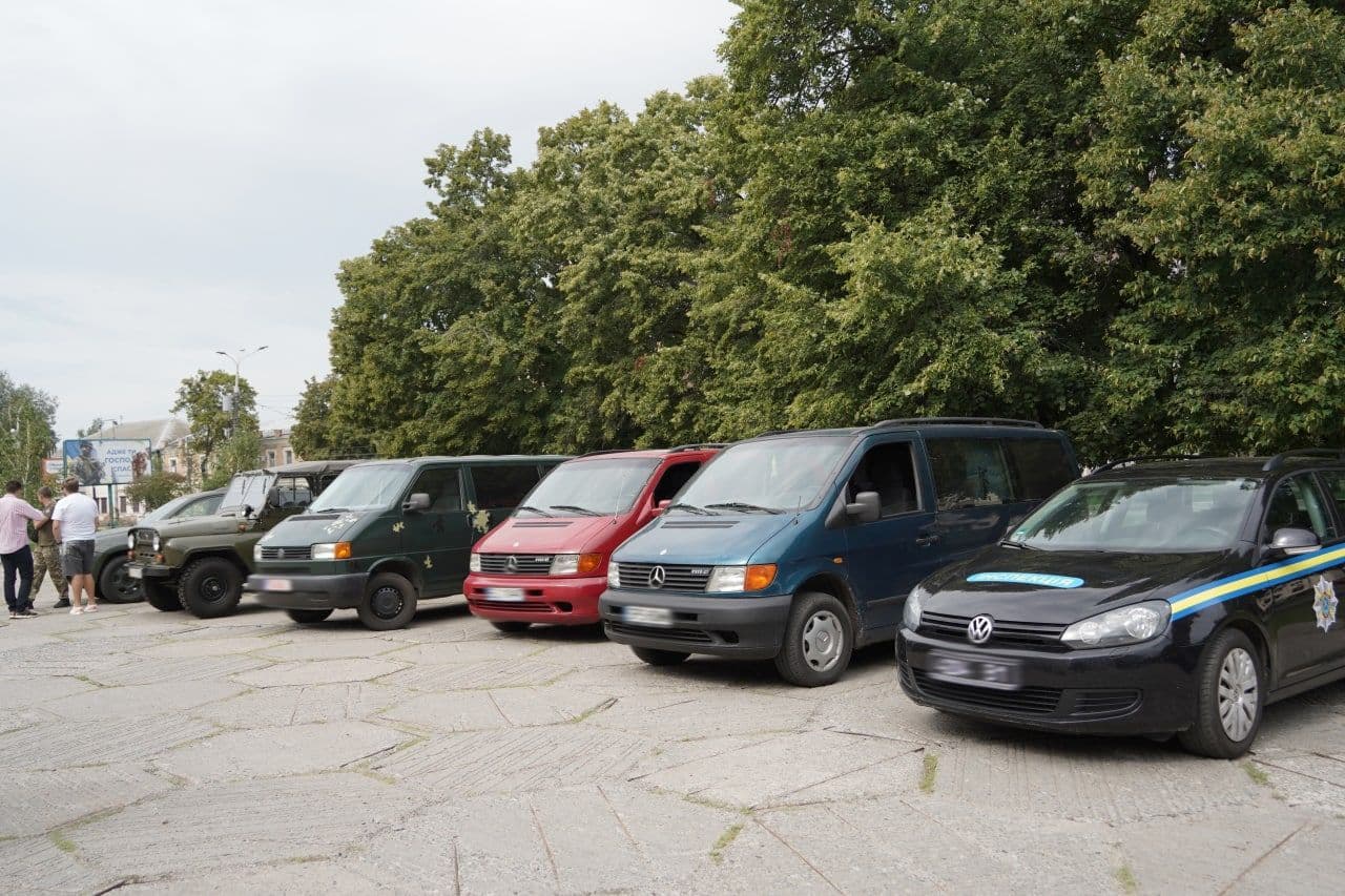 Полтавські волонтери та бізнес передали військовим шість автівок
