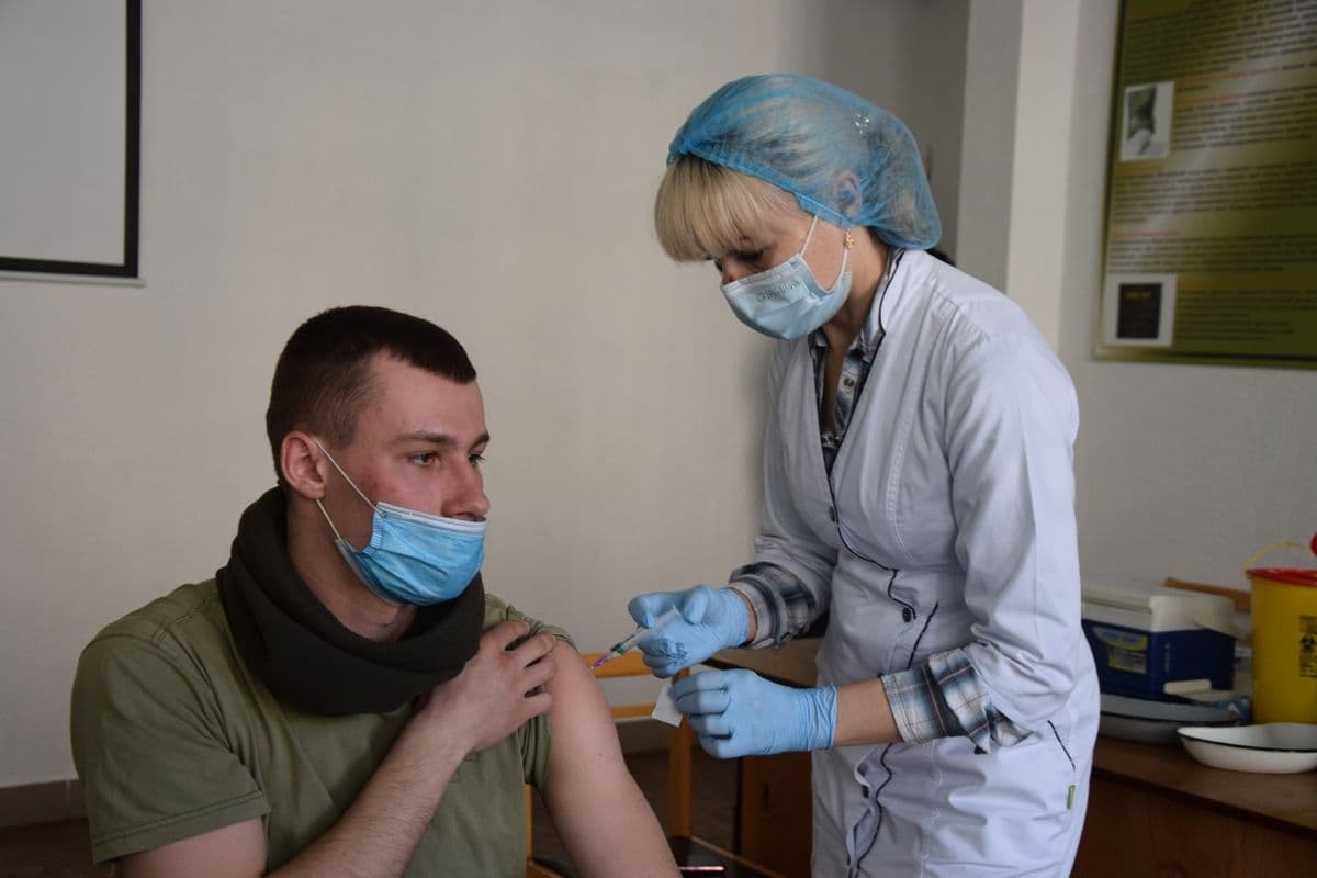 У Полтаві військових-зв’язківців вакцинували проти коронавірусу (ФОТО)