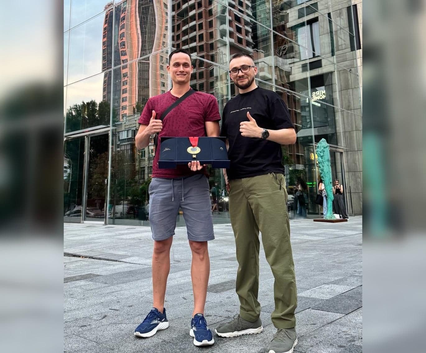 Полтавський паралімпієць віддав свою золоту медаль на збір для військових