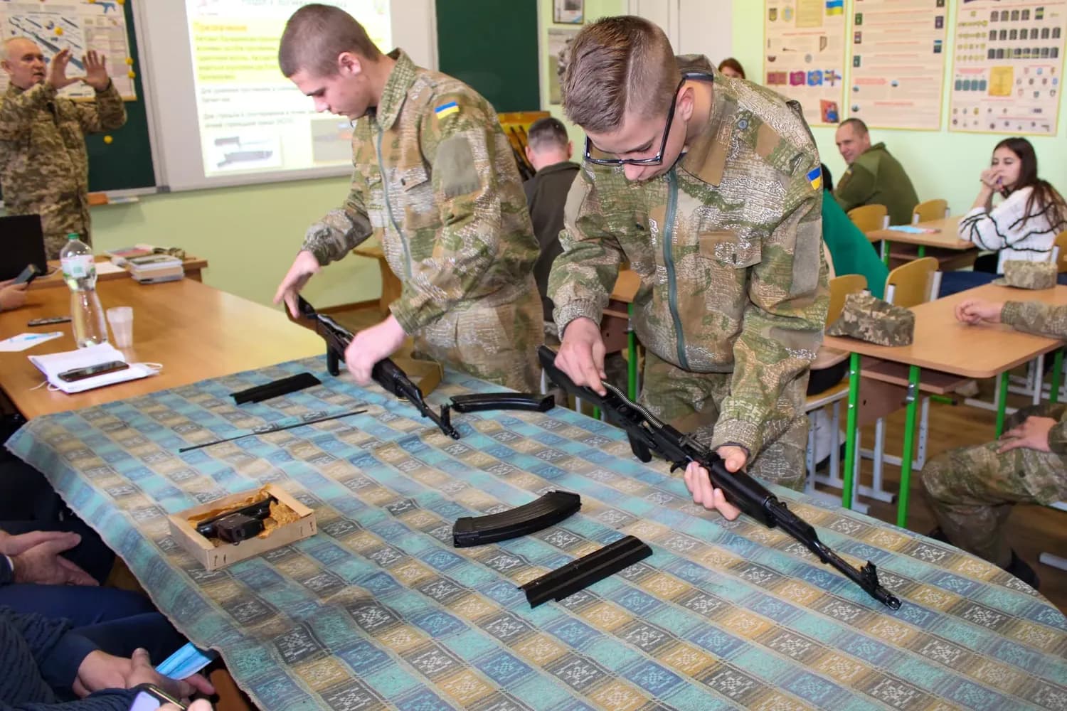 Полтавщина лідирує у закупівлі навчальної зброї для шкіл