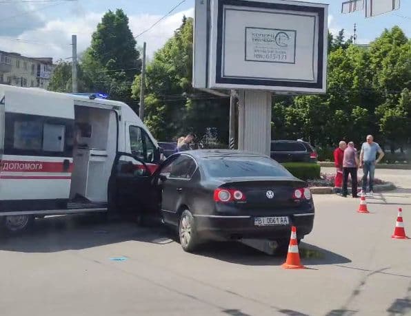 У Полтаві водій легковика не пропустив «швидку», що їхала на допомогу чоловікові