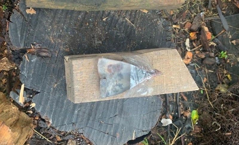 На Полтавщині чоловік знайшов на подвір'ї саморобний металевий пристрій