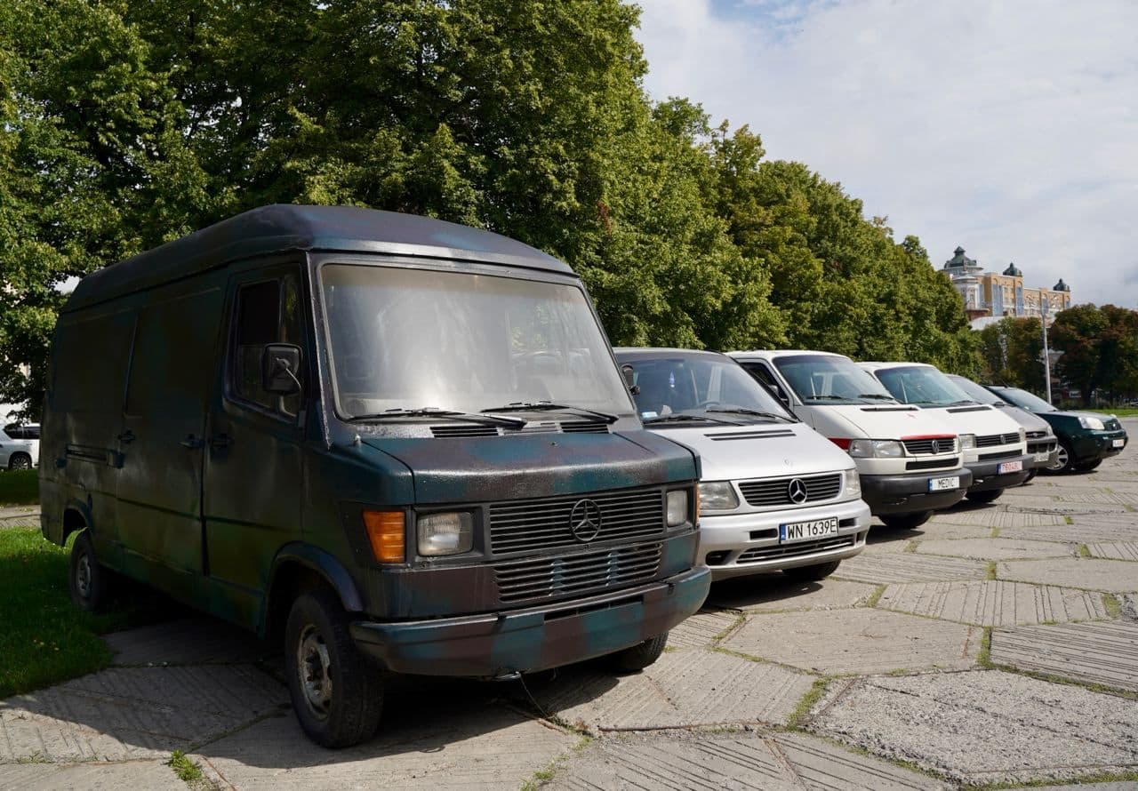 У Полтаві волонтери передали військовим сім автівок