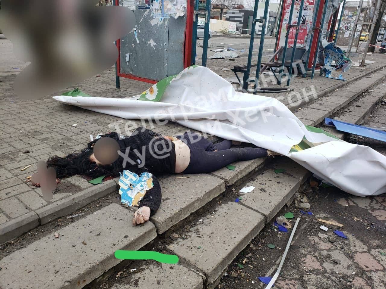 Росіяни обстріляли будинок та зупинку в Херсоні — щонайменше шість загиблих