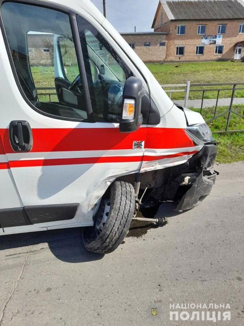 У Шишаках автомобіль швидкої допомоги зіткнувся з автівкою (ФОТО)