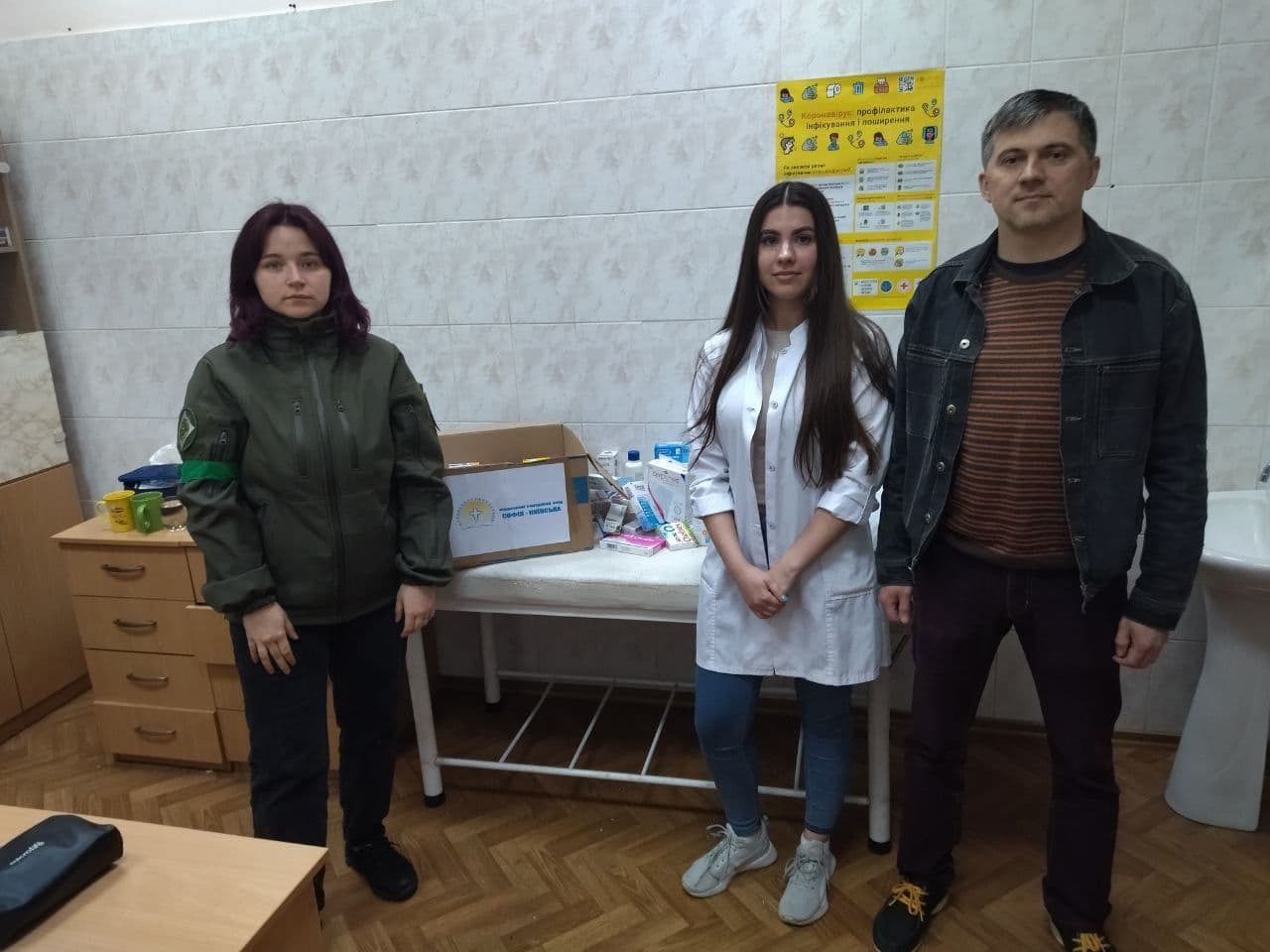 Полтавські студенти-медики цілодобово працюють на залізничних вокзалах міста
