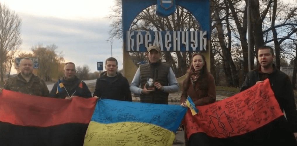 У Кременчуці приєднуються до флешмобу про Бандеру. ВІДЕО