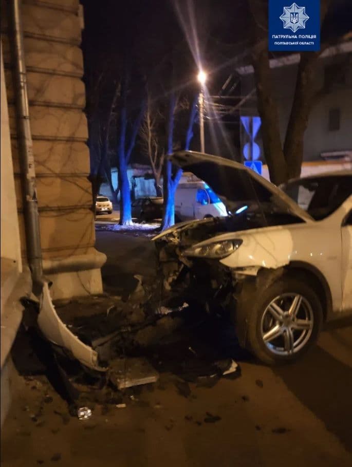 У Полтаві автомобіль в’їхав у житловий будинок навпроти СБУ
