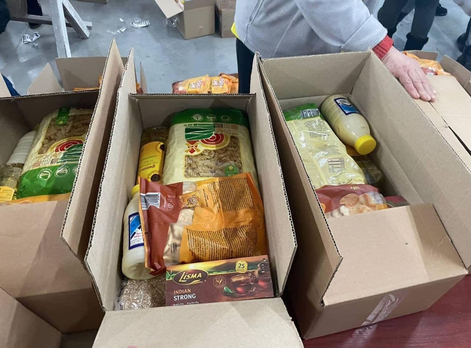 У Полтаві видають продуктові набори переселенцям поважного віку
