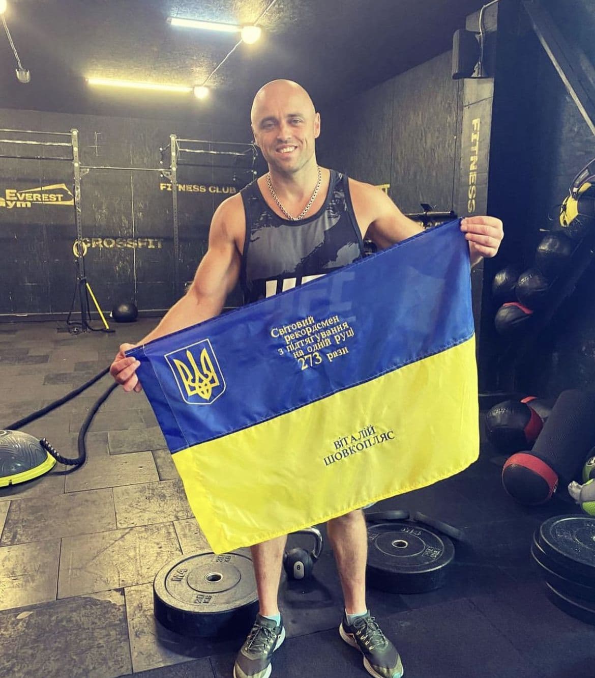 Полтавець, який встановив рекорд з підтягування на одній руці, збирає кошти на армію