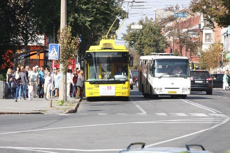 Полтавець самотужки розклеює на зупинках графік руху тролейбусів