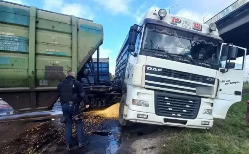 На Полтавщині зіштовхнулися товарний потяг і вантажівка — з'явилося відео