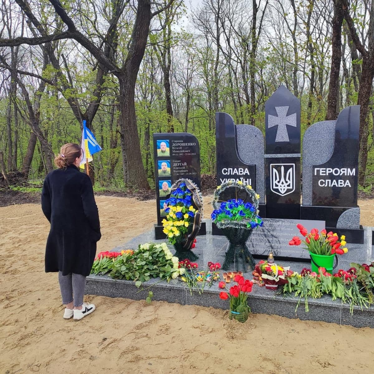 На Харківщині відкрили стелу загиблим  артилеристам: п'ятеро з них — з Полтавщини