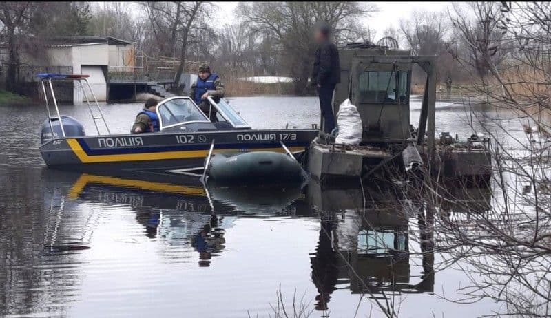 На Полтавщині спіймали чоловіка, який незаконно видобував пісок на річці