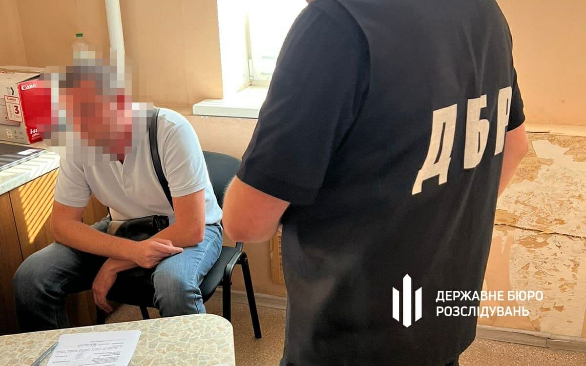 ДБР Полтави затримало правоохоронця, який продавав конфіденційну інформацію