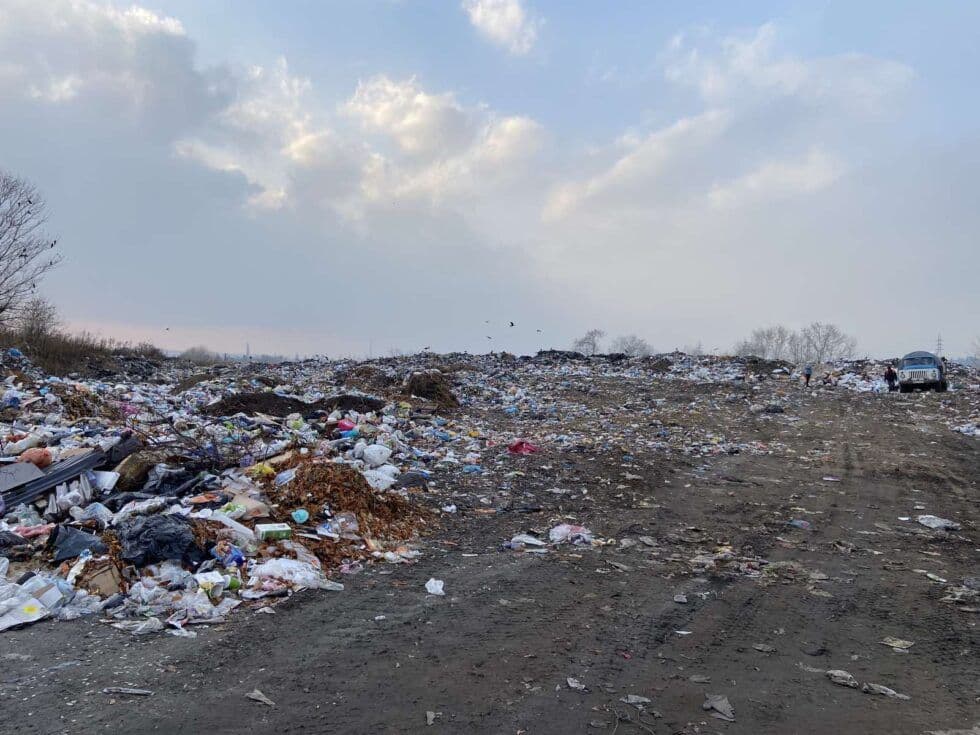 На Полтавщині утворили стихійне сміттєзвалище, яке забруднило воду й землю