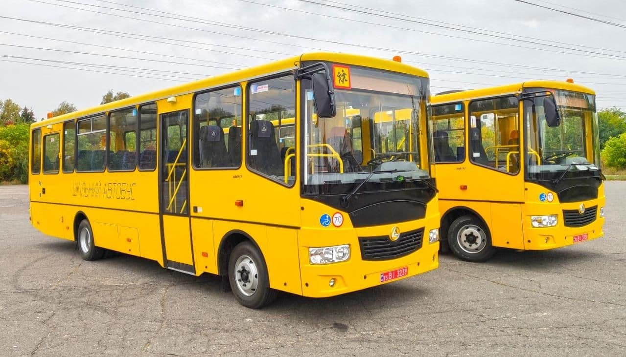 Полтавська ОДА передала громадам області 23 шкільні автобуси