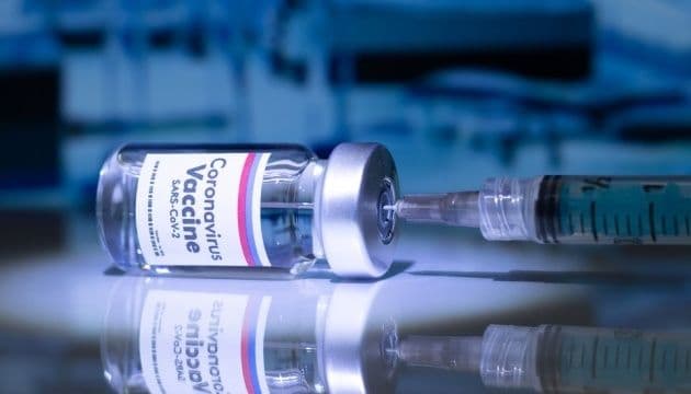 В Україні колотимуть другу бустерну дозу вакцини проти COVID-19 усім людям віком від 60 років