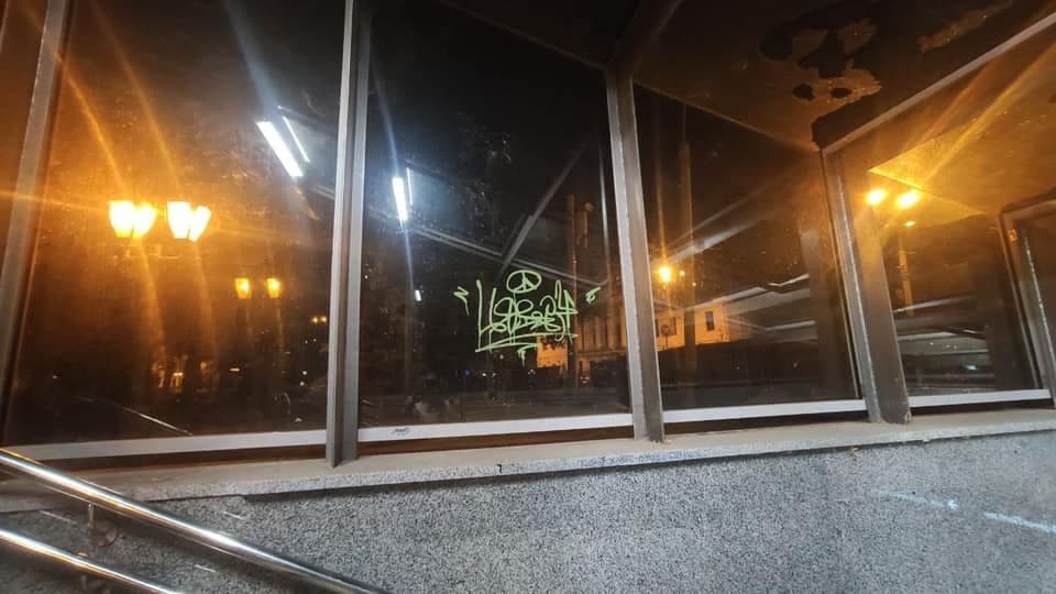 У центрі Полтави знову обмалювали щойно вимиті переходи