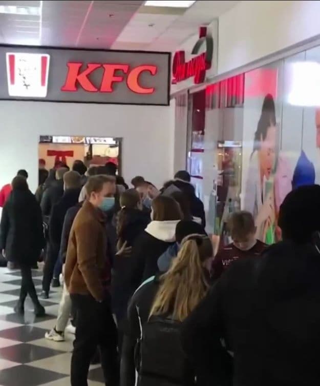 У Полтаві під час відкриття нового ресторану KFC склали протоколи за порушення карантину