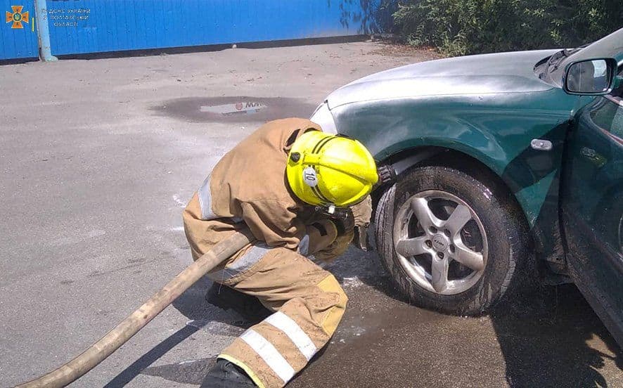 У Полтавському районі загорівся автомобіль: рятувальники швидко ліквідували пожежу