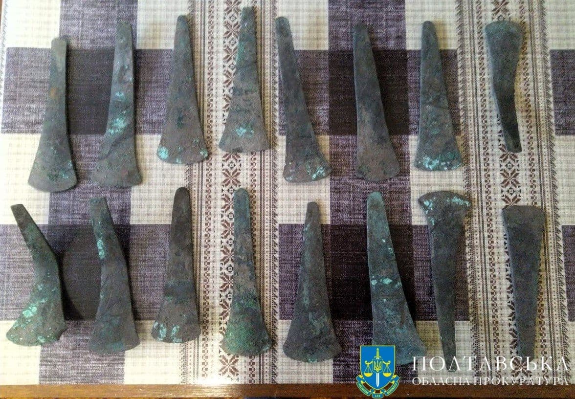 На Полтавщині оштрафували чоловіка, який намагався продати старовинні тесла