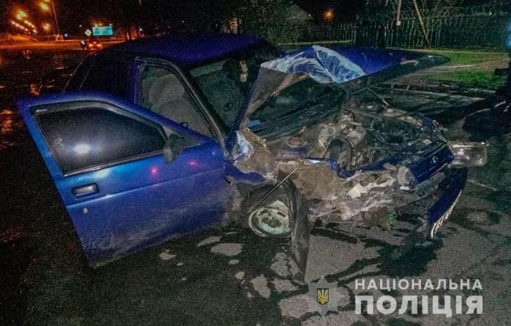 Під Великою Багачкою водій не впорався з керуванням і в'їхав у зупинку
