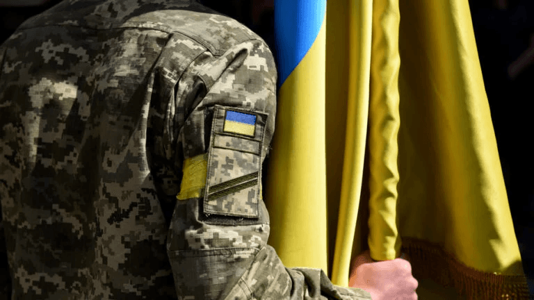 Українців за кордоном зобов'язали ставати на військовий облік