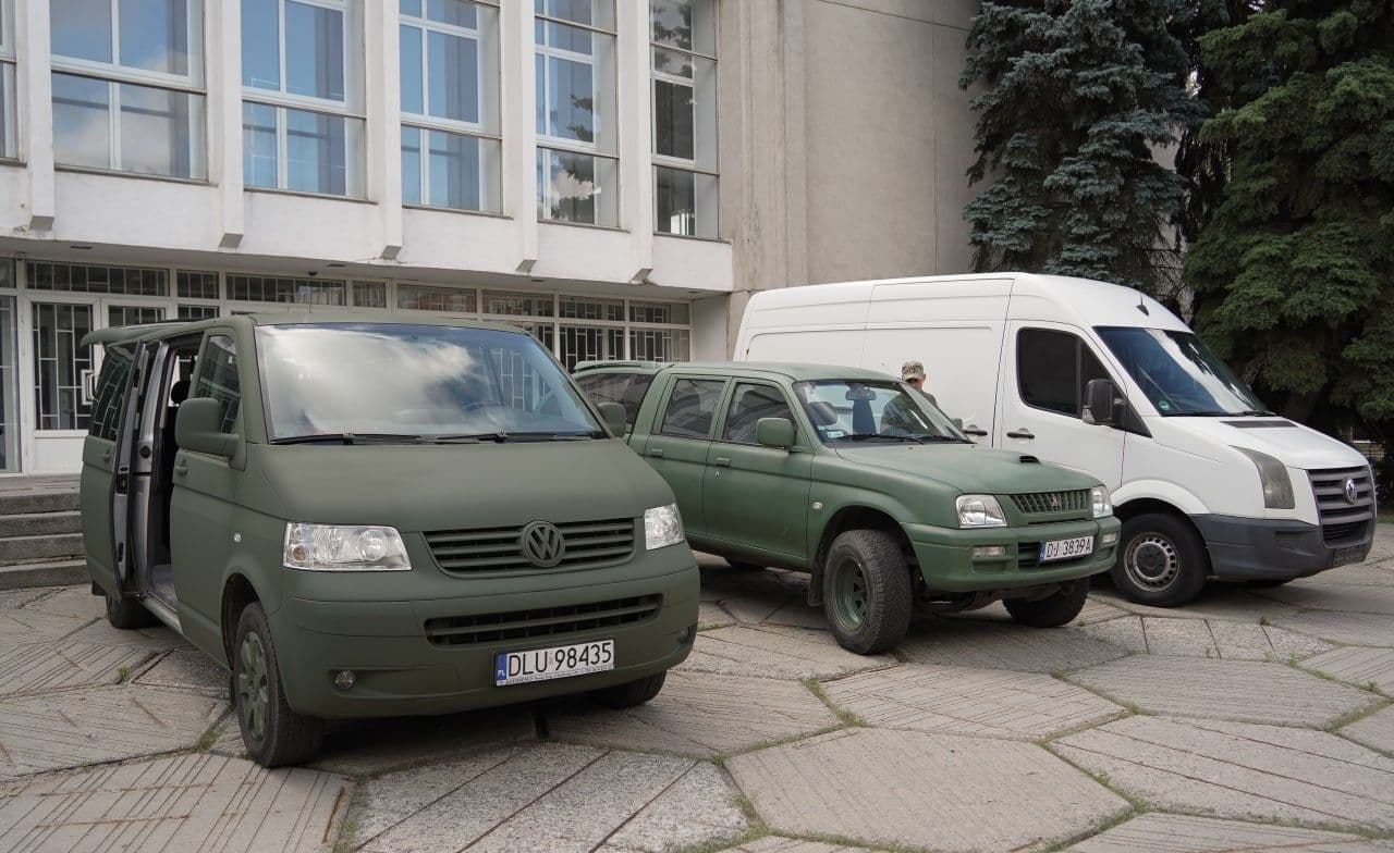 Полтавська бригада ТрО отримала три автівки для бійців