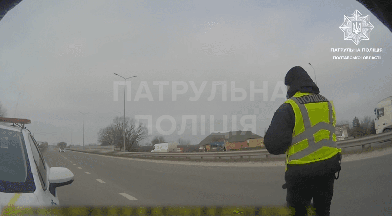 У Полтаві патрульні супроводили авто з породіллею до лікарні (відео)