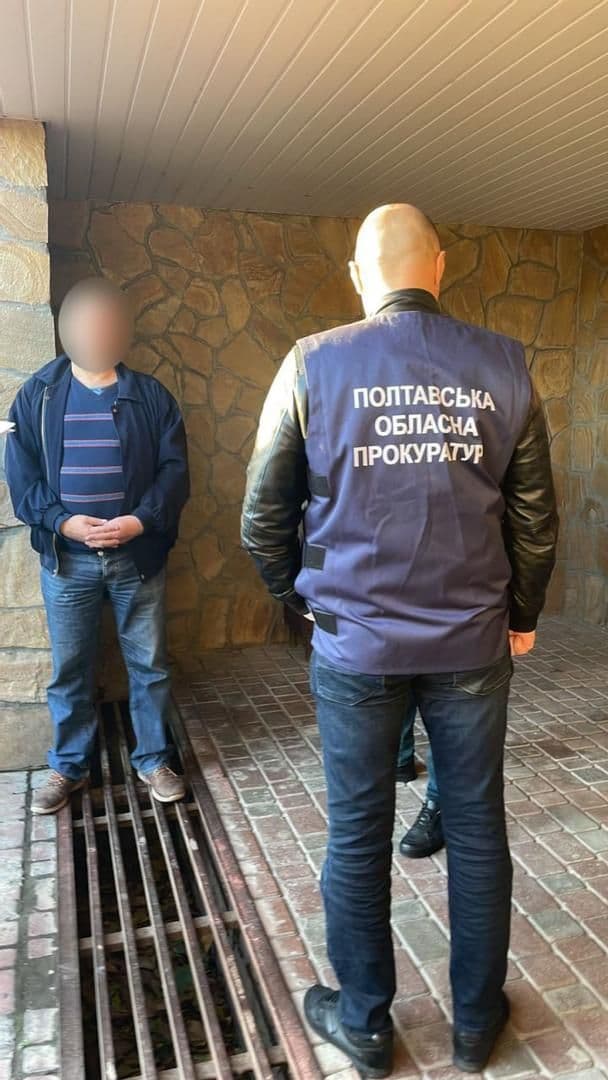 На Полтавщині взяли під варту посадовця та адвоката, які переправляли чоловіків за кордон