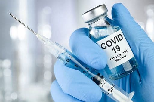 Кому рекомендують три дози вакцини від COVID-19?