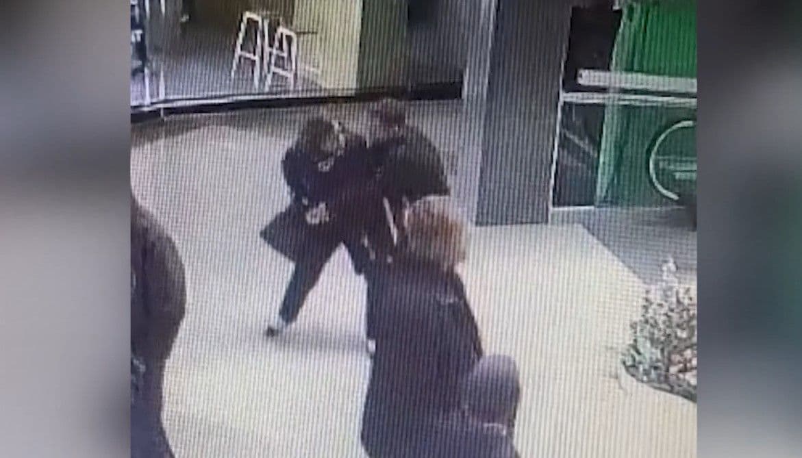Щойно зняла готівку в банкоматі — у Полтаві на жінку напав грабіжник