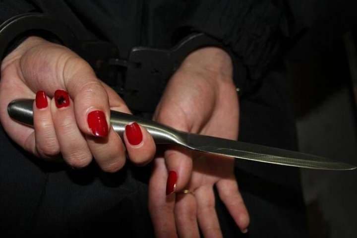 Нещасливе кохання — на Полтавщині жінка вдарила ножем співмешканця