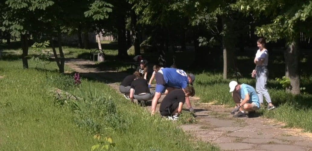Миргородська міська влада заохочує молодь до громадських робіт, виплачуючи «кишенькові»