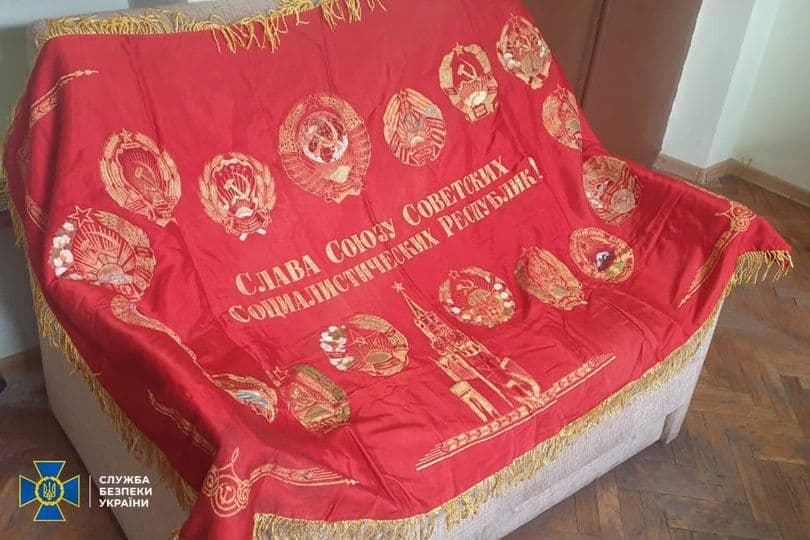 На Полтавщині жінка продавала футболки з комуністичними написами та зображеннями серпа