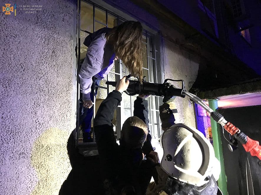 У Полтаві дитина застрягла в ґратах вікна