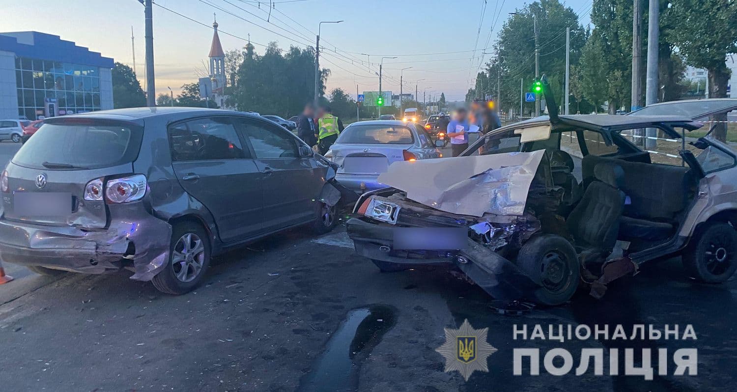На Полтавщині зіткнулись чотири автівки, є поранені