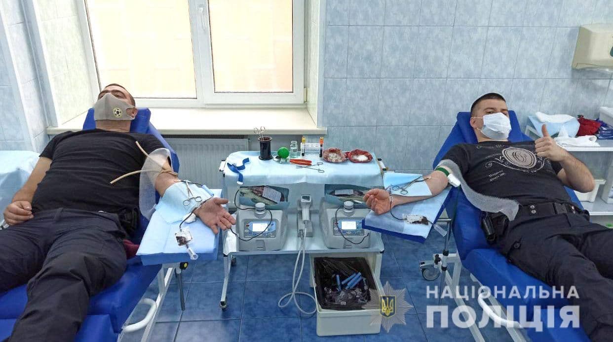 Понад 20 поліцейських Полтавщини здали кров на порятунок дівчинки