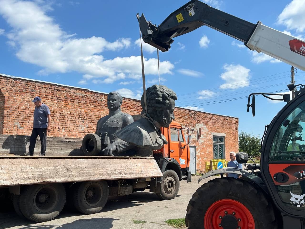 Полтава передала демонтовані пам'ятники Ватутіну й Пушкіну до заповідника на Сумщині